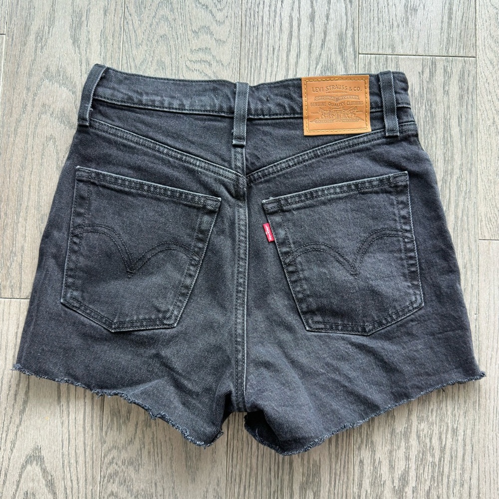 Levi’s Ribcage Shorts - Picture 2 of 3